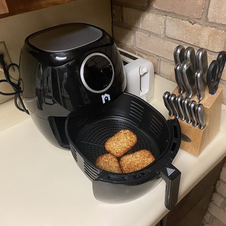 Fritadeira de ar quente (airfryer) em cima de um balcão de cozinha